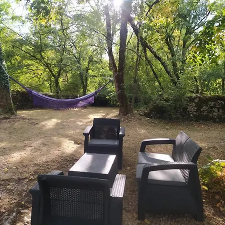 La Chaumiere Et Sa Roulotte بيت للعطل Cuzance