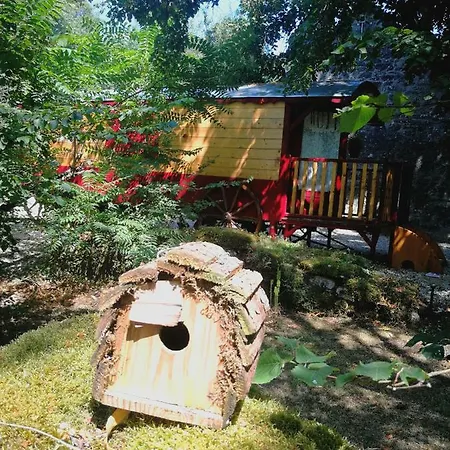La Chaumiere Et Sa Roulotte