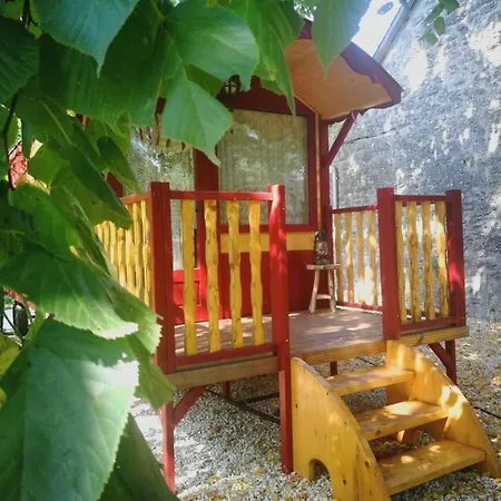 بيت للعطل La Chaumiere Et Sa Roulotte Cuzance
