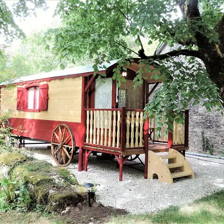 La Chaumiere Et Sa Roulotte Cuzance