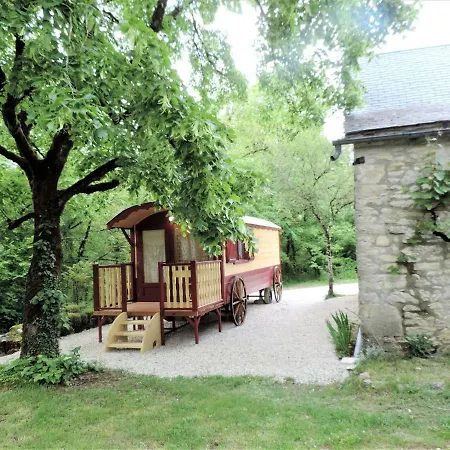 بيت للعطل La Chaumiere Et Sa Roulotte