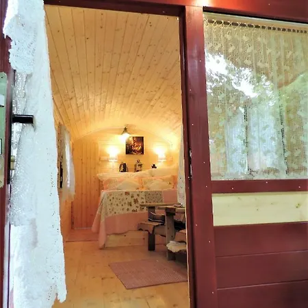 La Chaumiere Et Sa Roulotte بيت للعطل Cuzance
