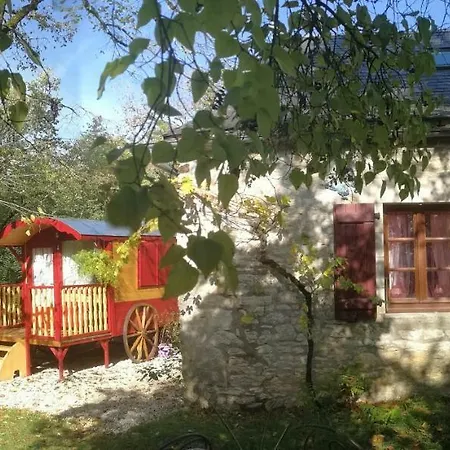 بيت للعطل La Chaumiere Et Sa Roulotte *