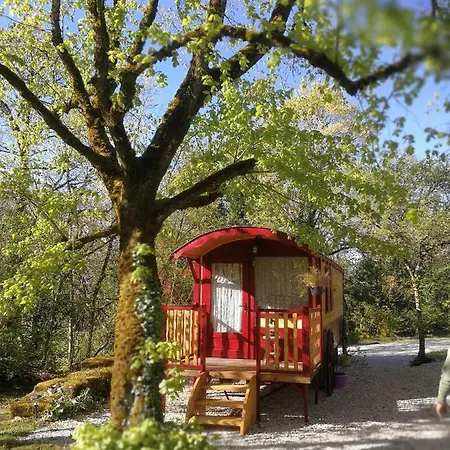 La Chaumiere Et Sa Roulotte بيت للعطل Cuzance